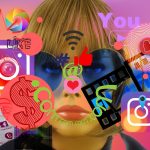 Parasoziale Beziehungen als Geschäftsmodell Eine Frau hinter Logos von unterschiedlichen sozialen Netzwerken und anderen Symbolen.