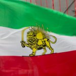 Auseinandersetzungen bei Protestaktion in Hamburg Das Bild einer iranischen Flagge mit goldenem Löwen.