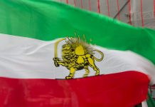 Auseinandersetzungen bei Protestaktion in Hamburg Das Bild einer iranischen Flagge mit goldenem Löwen.