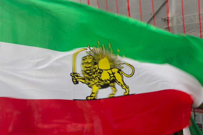 Das Bild einer iranischen Flagge mit goldenem Löwen.