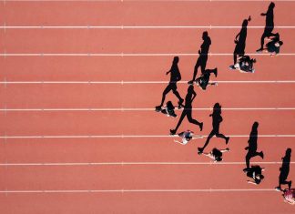 Hamburg, der ewig scheiternde Olympia-Bewerber? Neun laufende Personen auf einer Tartanbahn von oben.