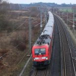 Viele Fahrgäste nutzen Auto statt Bus oder Bahn Ein Regionalzug nach Berlin fährt auf Schienen.
