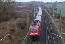 Viele Fahrgäste nutzen Auto statt Bus oder Bahn Ein Regionalzug nach Berlin fährt auf Schienen.