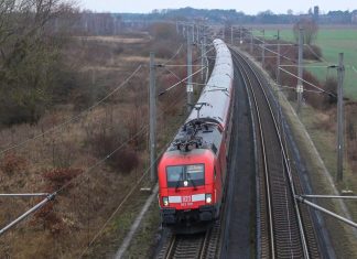 Viele Fahrgäste nutzen Auto statt Bus oder Bahn Ein Regionalzug nach Berlin fährt auf Schienen.