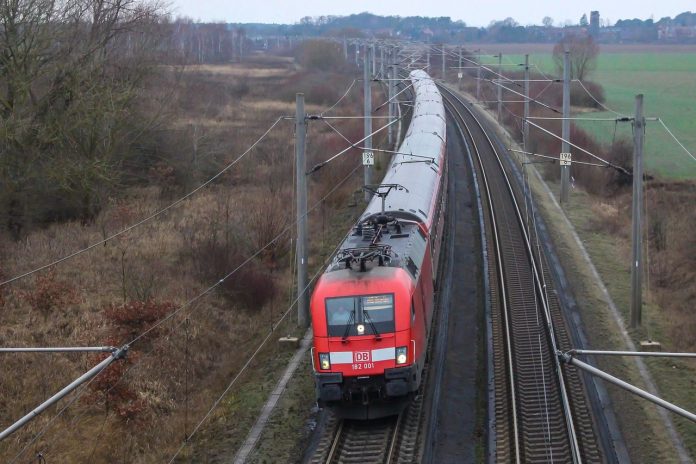 Ein Regionalzug nach Berlin fährt auf Schienen.