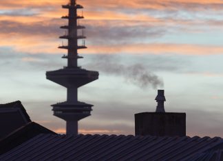Kälte trieb Heizkosten 2025 in die Höhe Ein rauchender Schornstein in Hamburg Eimsbüttel. Daneben der Fernsehturm.