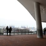 Kostet die Plaza der Elbphilharmonie bald Eintritt? Blick von der Plaza der Elbphilharmonie auf den Hamburger Hafen.