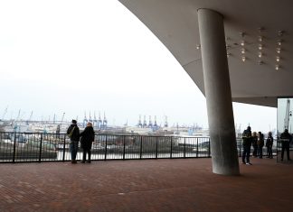 Kostet die Plaza der Elbphilharmonie bald Eintritt? Blick von der Plaza der Elbphilharmonie auf den Hamburger Hafen.