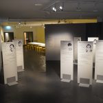 „Erinnern ist nichts Negatives. Die Taten sind negativ” Ein Raum mit mehreren Aufstellern.