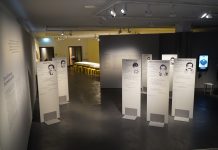 „Erinnern ist nichts Negatives. Die Taten sind negativ” Ein Raum mit mehreren Aufstellern.