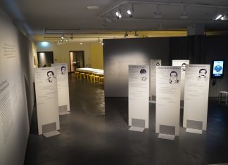 „Erinnern ist nichts Negatives. Die Taten sind negativ” Ein Raum mit mehreren Aufstellern.