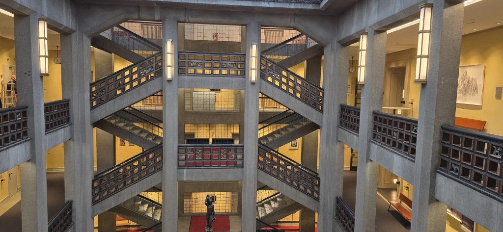 Blick auf ein Treppenhaus im B-Flügel des Landgerichts Hamburg.