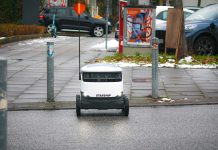 Mein Nachbar, der Lieferbot Der Lieferbot aus dem Supermarkt unterwegs im Hamburger Stadtteil Barmbek
