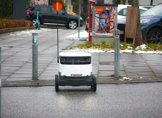 Mein Nachbar, der Lieferbot Der Lieferbot aus dem Supermarkt unterwegs im Hamburger Stadtteil Barmbek