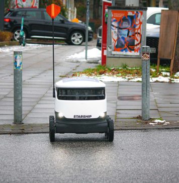 Mein Nachbar, der Lieferbot Der Lieferbot aus dem Supermarkt unterwegs im Hamburger Stadtteil Barmbek