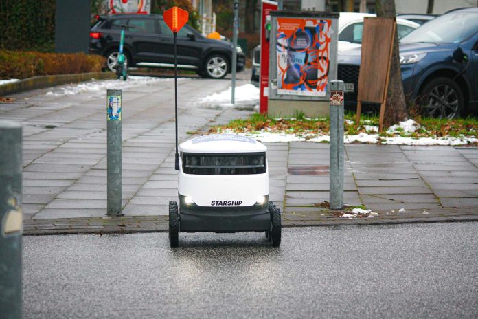 Der Lieferbot aus dem Supermarkt unterwegs im Hamburger Stadtteil Barmbek