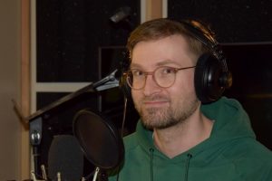 Porträt von Malte Meibauer mit Kopfhörern und vor einem Mikro. Foto: Düx / Jacob