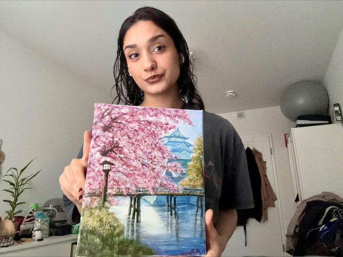 Die Hobby-Künstlerin Nika Basseri mit ihrem Acrylgemälde.