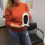 Dr. phil. Brooke Viertel in ihrem Büro mit dem ElderBot in den Händen – Foto: Yasmin Yildiz