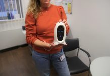 Ein KI-Bot gegen Kummer im Altersheim Dr. phil. Brooke Viertel in ihrem Büro mit dem ElderBot in den Händen – Foto: Yasmin Yildiz