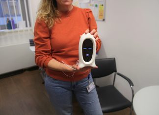 Ein KI-Bot gegen Kummer im Altersheim Dr. phil. Brooke Viertel in ihrem Büro mit dem ElderBot in den Händen – Foto: Yasmin Yildiz