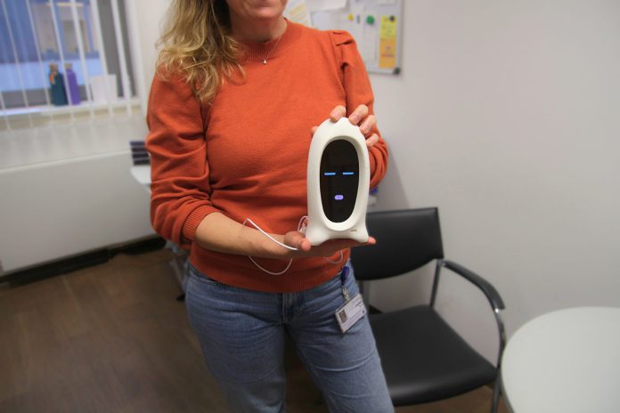 Dr. phil. Brooke Viertel in ihrem Büro mit dem ElderBot in den Händen – Foto: Yasmin Yildiz Dr. phil. Brooke Viertel in ihrem Büro mit dem ElderBot in den Händen – Foto: Yasmin Yildiz