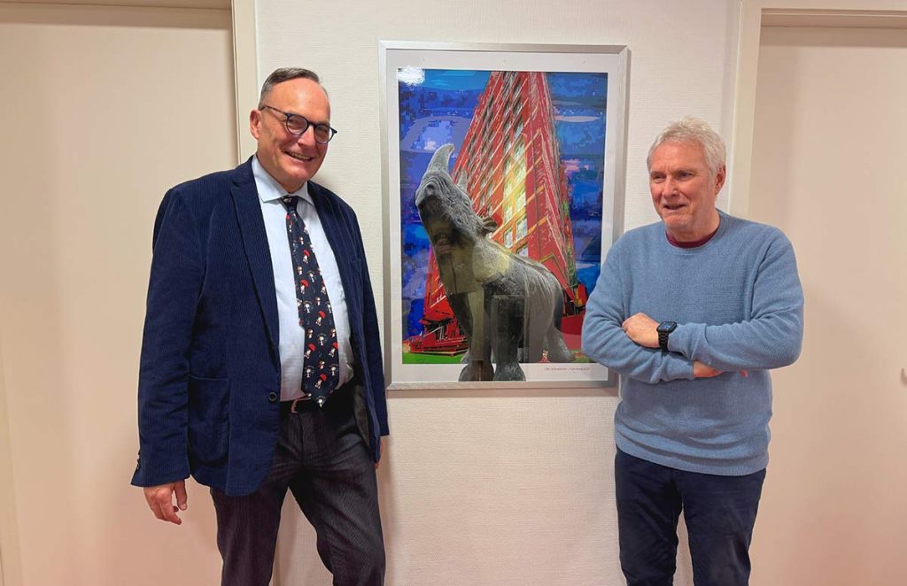 Dr. Christian Bendrath (Einrichtungsleiter der Seniorenresidenz) und Detlef Oster (Bewohner) neben Osters KI Fotografie – Foto: Yasmin YildizSeniorenresidenz – Foto: Yasmin Yildiz