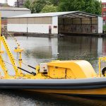 Die SeaCat zieht gerade einen Autoreifen aus dem Hamburger Hafen. Bild: SeaClear2.0