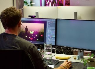 Freund oder Jobkiller? KI in der Werbebranche Ein Mann sitzt vor zwei Bildschirmen am Schreibtisch. Das Bild zeigt ihn von hinten. Foto: Lara Zschorsch