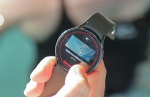 Nahaufnahme einer Smartwatch in der Hand eines Menschen. Foto: Marie-Luise Pohl