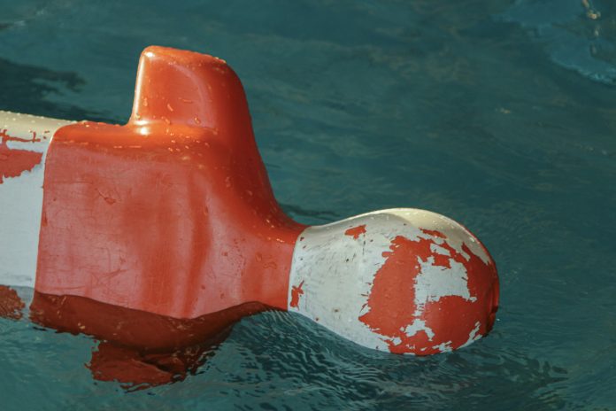 Eine Übungspuppe, mit der Rettungsschwimmer:innen die Rettung üben, liegt im Wasser. Foto: Marie-Luise Pohl