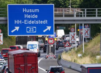 Stau in Aussicht: A23 am Wochende teilweise gesperrt Hamburg: Fahrzeuge stauen sich am Autobahndreieck Hamburg-Nordwest auf der Autobahn A23 in Richtung Norden.