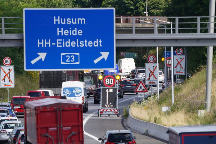 Hamburg: Fahrzeuge stauen sich am Autobahndreieck Hamburg-Nordwest auf der Autobahn A23 in Richtung Norden.