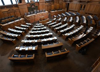 Gegenwind für die AfD Der leere Senat der Hamburger Bürgerschaft.