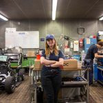 Team Captain Charlotte Farwig in der Hawks Racing Werkstatt. Foto: Mia Wietkamp