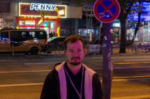 Der Taxifahrer Daniel Lebastchi steht an der Reeperbahn. Im Hintergrund ist der Kiez Penny zu sehen.