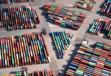 Weniger Kokain im Hamburger Hafen Mehrere Container in unterschiedlichen Farben liegen angeordnet in Gruppen auf dem Boden.