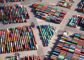 Weniger Kokain im Hamburger Hafen Mehrere Container in unterschiedlichen Farben liegen angeordnet in Gruppen auf dem Boden.