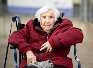 Nachlass von Esther Bejarano öffentlich einsehbar 10.01.2021, Esther Bejarano, Holocaust-Überlebende, sitzt in einem Rollstuhl vor dem Impfzentrum Hamburg. Foto: Daniel Reinhardt/dpa