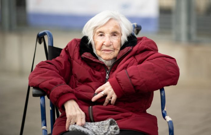 10.01.2021, Esther Bejarano, Holocaust-Überlebende, sitzt in einem Rollstuhl vor dem Impfzentrum Hamburg. Foto: Daniel Reinhardt/dpa