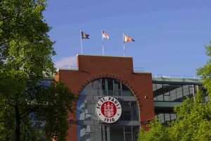 Das FC St. Pauli Stadion, drei Fahnen wehen im Wind