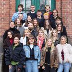 Neue Finken, gleiches Magazin Eine Gruppenaufnahme der 23 FINK-Redakteurinnen und Redakteure auf dem Campus der HAW Hamburg