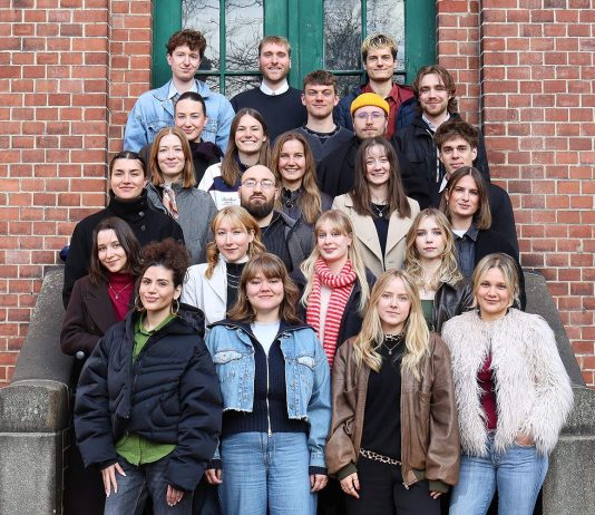 Neue Finken, gleiches Magazin Eine Gruppenaufnahme der 23 FINK-Redakteurinnen und Redakteure auf dem Campus der HAW Hamburg