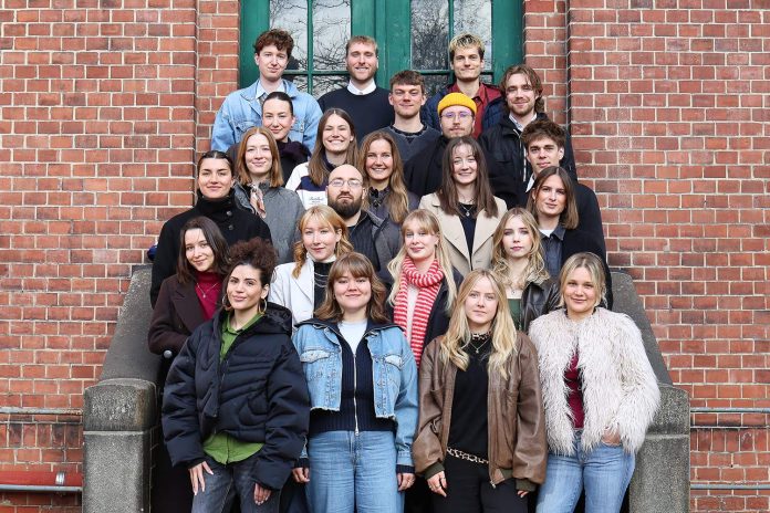 Eine Gruppenaufnahme der 23 FINK-Redakteurinnen und Redakteure auf dem Campus der HAW Hamburg