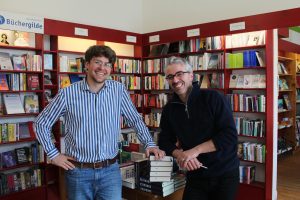 Die Inhaber Pascal Mathéus (l.) und Florian Wernicke (r.) in ihrer Buchhandlung