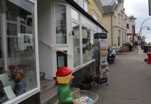 Weiterlesen bitte: Buchhandel im Wandel Pixi-Männchen und Zeitungsständer vor dem Schaufenster der Buchhandlung Wassermann