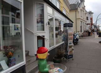 Weiterlesen bitte: Buchhandel im Wandel Pixi-Männchen und Zeitungsständer vor dem Schaufenster der Buchhandlung Wassermann