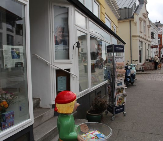 Weiterlesen bitte: Buchhandel im Wandel Pixi-Männchen und Zeitungsständer vor dem Schaufenster der Buchhandlung Wassermann