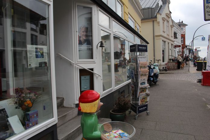 Schaufenster der Buchhandlung Wassermann Pixi-Männchen und Zeitungsständer vor dem Schaufenster der Buchhandlung Wassermann