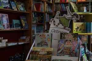 Aufsteller mit Bilderbüchern in der Ecke für Kinder- und Jugendbücher